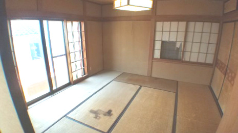 売中古戸建　静岡市清水区由比町屋原の和室|大きな窓があるので、日中は光が入り電気をつける必要がなく経済的です。