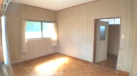 売中古戸建　静岡市清水区由比町屋原の洋室|2階洋室には2か所窓があり、とても明るいので開放感があり気分も上がります。