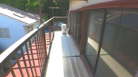 売中古戸建　静岡市清水区由比町屋原のバルコニー|洗濯物が早く乾きそうですね。ひさしもあるので雨除けや強い陽射しの入り込みを防げるかと思います。