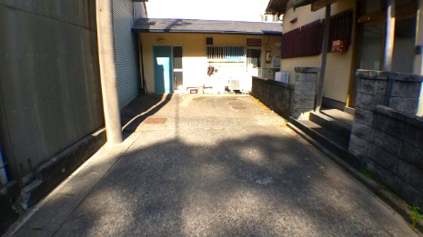売中古戸建　静岡市清水区由比町屋原の前面道路含む現地写真|玄関前にひな段があることで、玄関により光を取り入れやすくなっています。