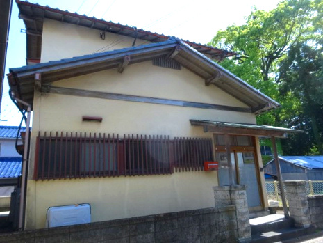 売中古戸建　静岡市清水区由比町屋原の外観|窓に格子があることで、外から室内が見えにくくなりプライバシーが保たれやすくなります。また防犯効果が高まります。
