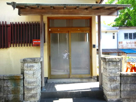 売中古戸建　静岡市清水区由比町屋原の玄関|玄関にはひさしがあります。家の中に雨水が侵入するのを防ぎ、雨の日でも生活がしやすくなります。