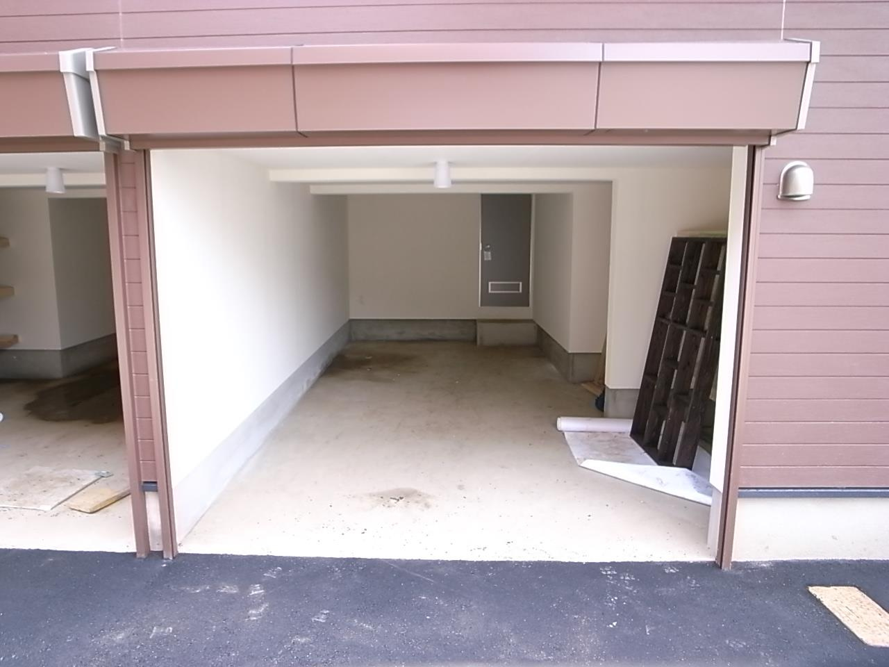 G-ROSSO B棟の駐車場