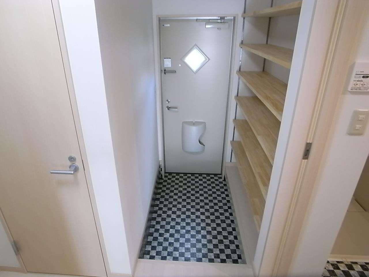 G-ROSSO B棟の玄関