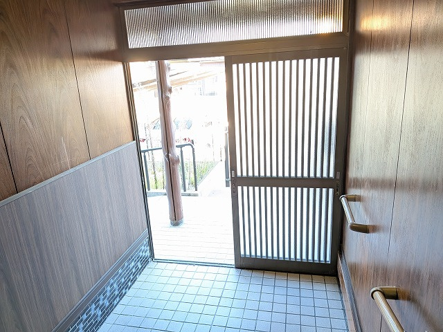 茶屋の原四丁目（C-9）の玄関