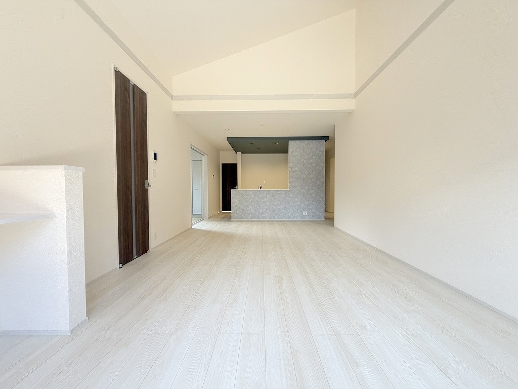三郷市東町　新築平屋戸建　全1棟の居間・リビング|ソファやダイニングセットを置いてもゆとりのある22.5帖のリビング