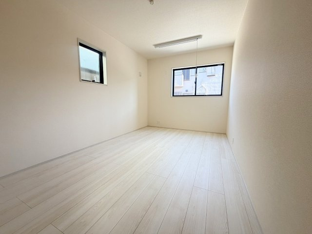 三郷市東町　新築平屋戸建　全1棟の洋室|南向きの明るい洋室7.5帖・主寝室としていかがでしょう