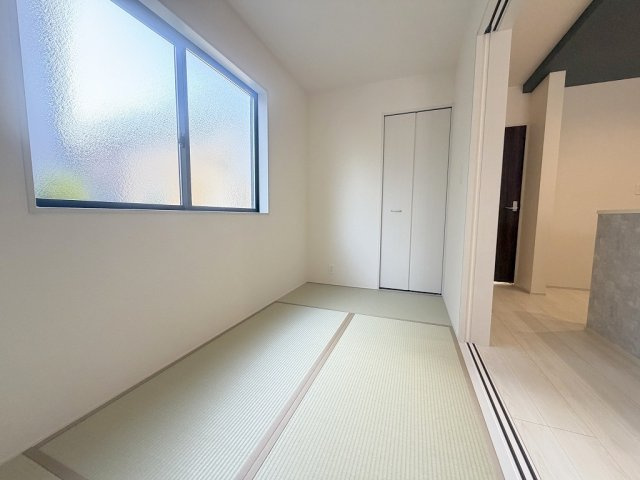 三郷市東町　新築平屋戸建　全1棟の和室|リビング横の和室4帖はお子様の遊びスペースとしても活用できます