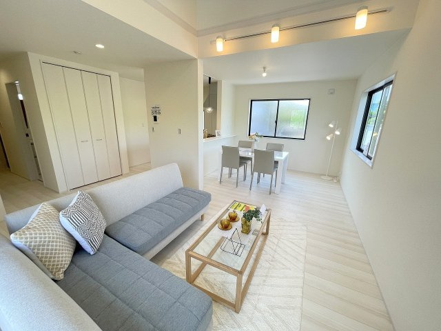 三郷市東町　新築平屋戸建　全1棟の居間・リビング|同施工会社の参考写真になります。