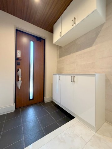 三郷市東町　新築平屋戸建　全1棟の玄関|カウンター部分にはお好きなインテリアが飾れますね