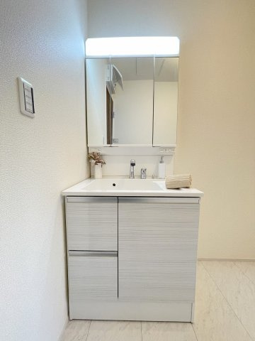 三郷市東町　新築平屋戸建　全1棟の独立洗面台|同施工会社の参考写真になります。