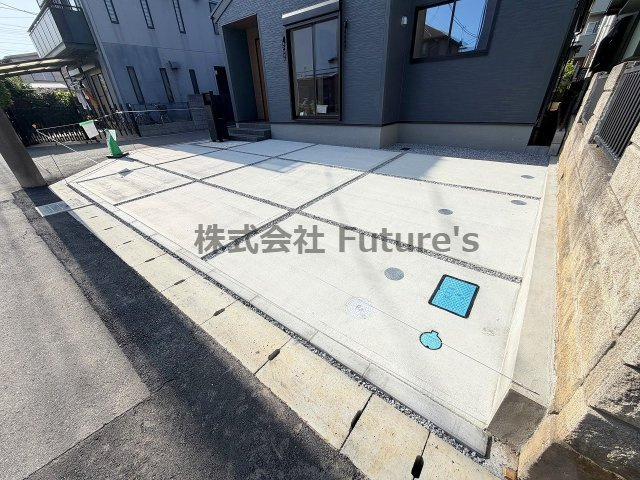 三郷市東町　新築平屋戸建　全1棟の駐車場|家族の車＋来客用にも便利な並列2台駐車スペース