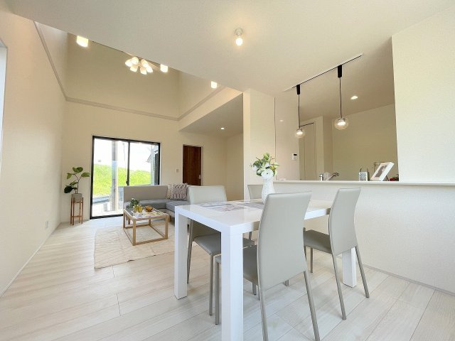 三郷市東町　新築平屋戸建　全1棟の居間・リビング|同施工会社の参考写真になります。