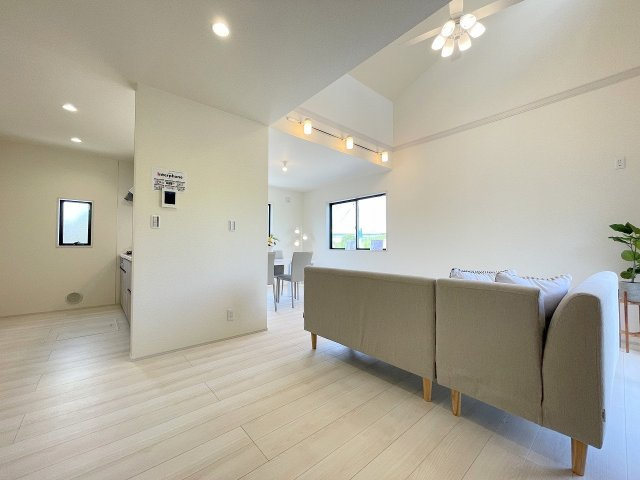 三郷市東町　新築平屋戸建　全1棟の居間・リビング|同施工会社の参考写真になります。