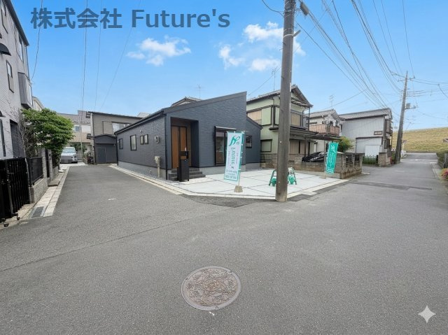 三郷市東町　新築平屋戸建　全1棟の前面道路含む現地写真|前面道路含む現地写真です。