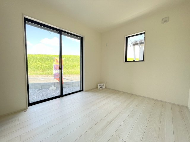 三郷市東町　新築平屋戸建　全1棟の洋室|同施工会社の参考写真になります。