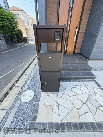 三郷市東町　新築平屋戸建　全1棟のエントランス|不在時に便利な宅配BOXです