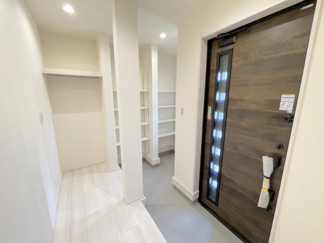 三郷市東町　新築平屋戸建　全1棟の玄関|同施工会社の参考写真になります。