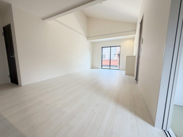 三郷市東町　新築平屋戸建　全1棟の居間・リビング|南向き・天井が高く、明るく開放的なリビングです