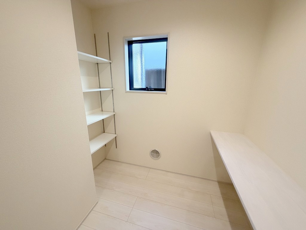 三郷市東町　新築平屋戸建　全1棟の収納|カウンター・可動棚付きのパントリーです