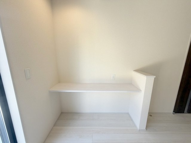 三郷市東町　新築平屋戸建　全1棟の設備|お子様のリビング学習にも便利なカウンター付き