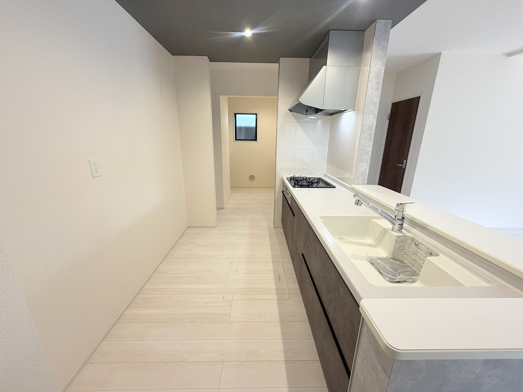 三郷市東町　新築平屋戸建　全1棟のキッチン|キッチンからパントリーへ行き来しやすい家事動線です