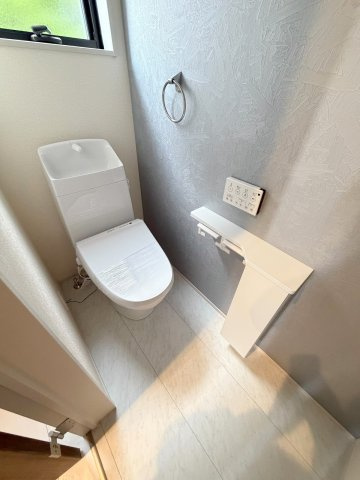 三郷市東町　新築平屋戸建　全1棟のトイレ|玄関入ってすぐのトイレです