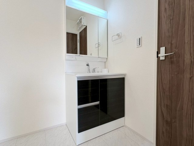 リーブルガーデン　岐阜市日野東1丁目　全1区画分譲の独立洗面台|洗面化粧台 幅 750mm、軽く割れにくい洗面ボールと場所をとらないコンパクト設計の本体キャビネットです。
ミラー扉の内側は全て収納スペースです。リフトアップシャワーを採用し両手が自由に使えます