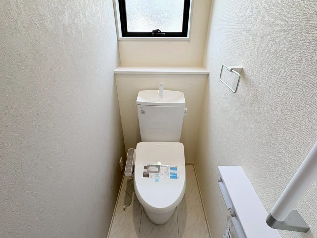 リーブルガーデン　岐阜市日野東1丁目　全1区画分譲のトイレ|超表面平滑加工とイオンパワーの「セフィオンテクト」加工で、汚れが付きにくく落ちやすい仕様で清潔です。
便器にフチがないので汚れが隠れて見えない部分がありません。お手入れがとってもラクラクです。