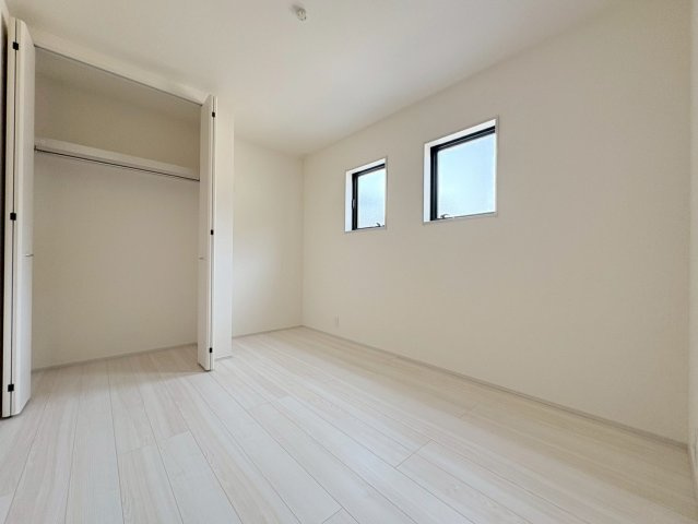 リーブルガーデン　岐阜市日野東1丁目　全1区画分譲の洋室|全居室にたっぷり収納できる大型クローゼット、居室部分の窓ガラスには間に空気層を設けたペアガラスを採用。
高い断熱性と共にガラス面の結露対策にも効果を発揮します。