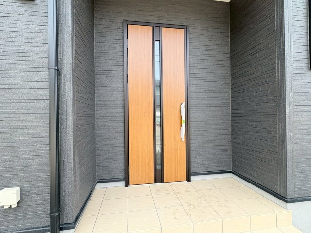 リーブルガーデン　岐阜市日野東1丁目　全1区画分譲の玄関|【ピッキング防止機能付き玄関ドア錠】玄関ドアの鍵は上下に２つあり、内側の下段は脱着サムターンキー。
鍵を不正に開錠されても、もう１つの鍵でピッキングを防ぎます。防犯性の高い仕様になっています。