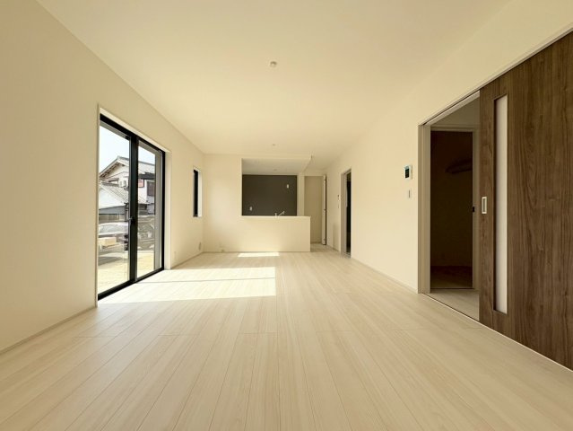 リーブルガーデン　岐阜市日野東1丁目　全1区画分譲の居間・リビング|明るい日差しをふんだんに取り込んだリビングダイニングは家族の笑顔につつまれた素敵な空間になります。
一建設の家は精度が高く丈夫な工法を採用し、「住宅トップランナー基準」に対応しています。