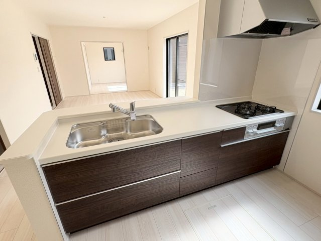 リーブルガーデン　岐阜市日野東1丁目　全1区画分譲のキッチン|機能的で手入れがしやすいシステムキッチンでお掃除も楽々。蛇口は浄水器内蔵型で節湯CI対応水栓です。　
人造大理石カウンターやキッチンパネルなど明るくきれいにお使いいただけます。