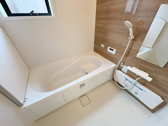 リーブルガーデン　岐阜市日野東1丁目　全1区画分譲の浴室|明るく清潔感がある浴室。浴槽は環境にやさしい節水タイプ。浴槽内ステップで半身浴、親子入浴も安心です。
洗い場の床は乾きやすく滑りにくい快適仕様、水はけが良くカビの発生を軽減できます。
