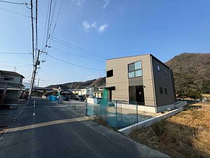 広島市安佐北区深川7丁目　新築一戸建て(全2棟)(JS)の前面道路含む現地写真