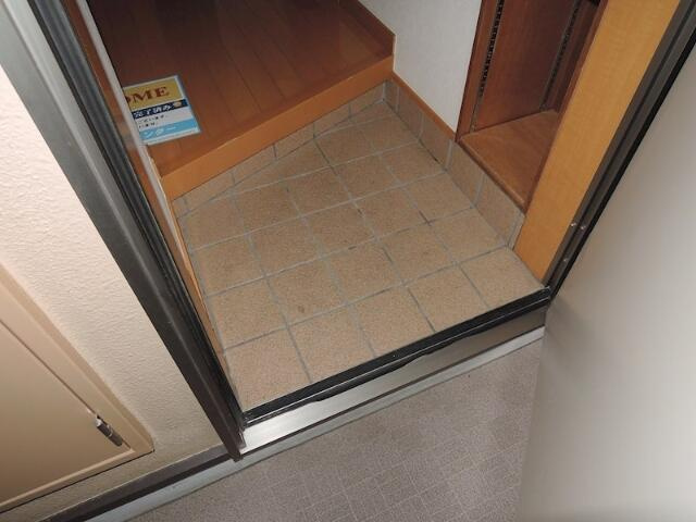 川崎市多摩区菅仙谷２丁目のアパートの玄関