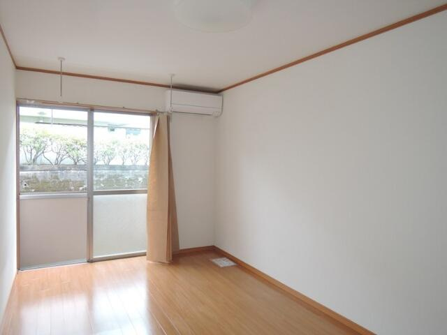 川崎市多摩区菅仙谷２丁目のアパートの居間・リビング