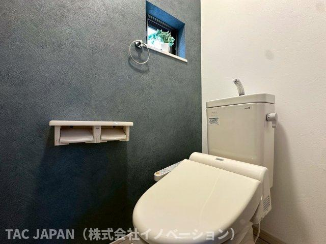 平野の良邸のトイレ|【Toilet】
お洒落なアクセントクロスが落ち着いた空間を演出する1階のお手洗い。