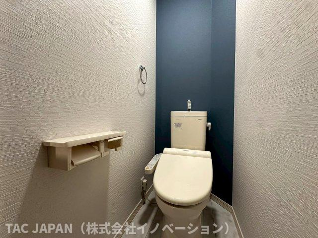 平野の良邸のトイレ|【Toilet】
2階のお手洗いもアクセントクロスで上質な空間を演出しています。