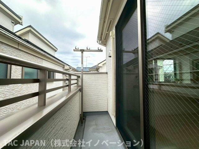 平野の良邸のバルコニー|【Balcony】
日当たりが良く不思議と空が近く感じられる南向きバルコニー。