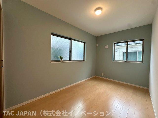 平野の良邸の洋室|【洋室（約5.3帖】
朝日がふんだんに注ぐ2階の洋室（約5.3帖）。