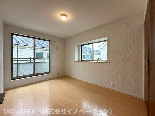 平野の良邸の洋室|【主寝室（約6.0帖）】
キングサイズのベッドを置いても余裕がある主寝室（約6.0帖）。お洒落な出窓が開放感を演出しています。