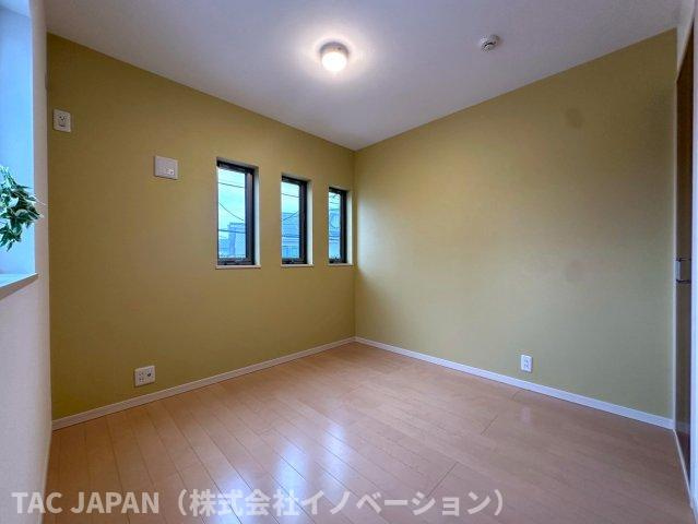 平野の良邸の洋室|【洋室（約5.2帖】
全てのお部屋に窓を2か所＋クローゼットを備えていますので広さを問わず快適にお過ごしいただけます。