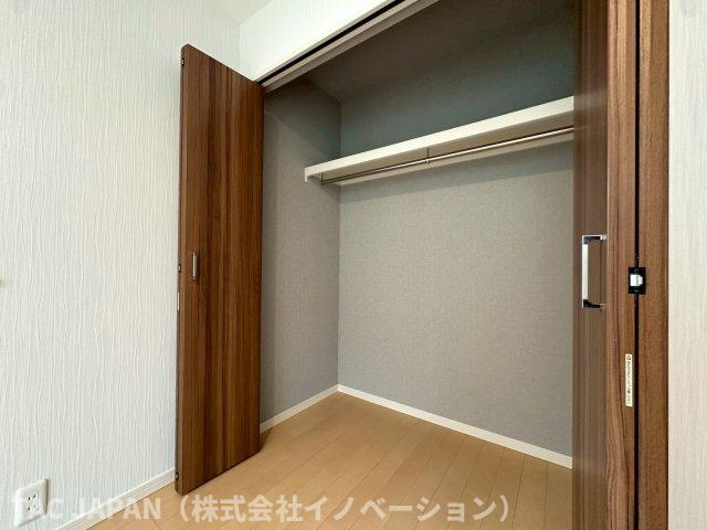 平野の良邸の収納|【Closet】
全てのお部屋にお洋服は勿論、衣装ケースや箱のままでも収納できるクローゼットを完備しています。