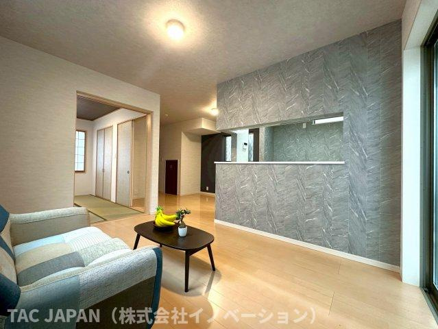 平野の良邸の居間・リビング|全てのクロス（壁紙）を張替えハウスクリーニングを実施。給湯器の交換や洗浄工事も行っていますので気持ちよく新生活をスタート！