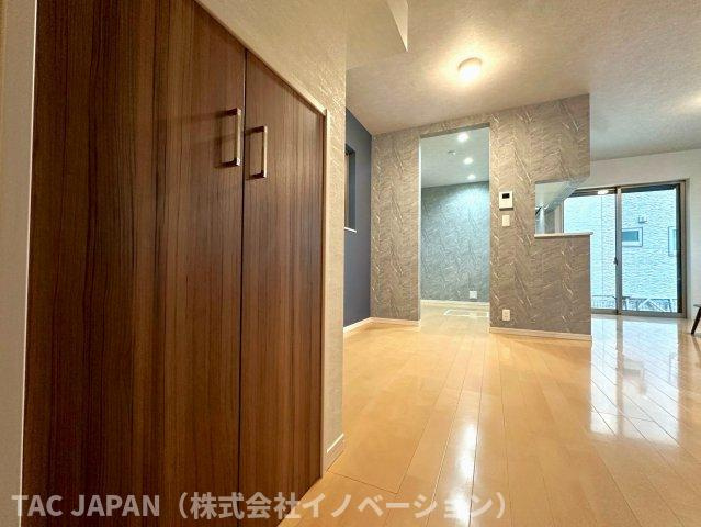 平野の良邸の居間・リビング|【Living Dining】
各お部屋のクローゼットや階段下にも物入を備えた豊富な収納力が魅力の邸宅です。

～お問合せ当日でもご見学も可能です～
◎ぜひお気軽にお問合せください◎