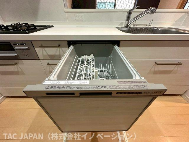 平野の良邸のキッチン|【ビルトイン食器洗浄乾燥機】
食事の時間がバラバラでも最後の人がスイッチを入れれば洗い物が完了。家事の時短に大活躍。