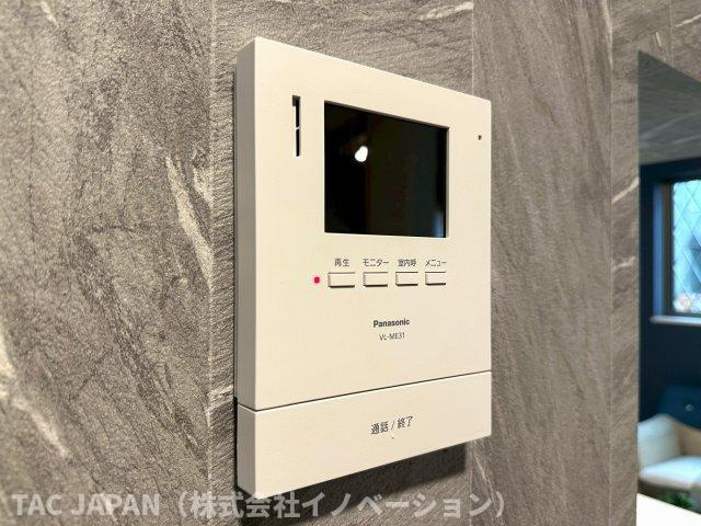 平野の良邸の防犯設備|【モニター付きインターホン】
リビングから来評者の確認ができる現代防犯の要。玄関側からリビングが見えない造りなので居留守もばっちり。