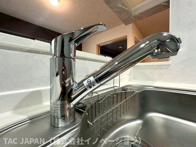 平野の良邸のキッチン|【浄水シャワー栓】
水質をワンタッチで切換えられて場所を取らない浄水シャワー栓。