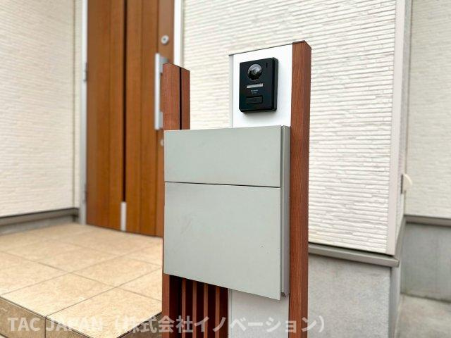 平野の良邸の玄関|【モニター付きインターホン】
リビングから来評者の確認ができる現代防犯の要。玄関側からリビングが見えない造りなので居留守もばっちり。